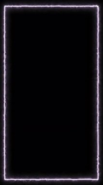 Hafifçe aydınlatılmış grimsi-beyaz bir sınır, hafif bir aydınlık, yavaşça karanlık bir arkaplanda parlıyor, sakin ve zarif bir görsel etki yaratıyor.