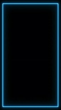 Pürüzsüz bir neon mavi çerçeve, koyu siyah bir arkaplana karşı yumuşak, çevresel bir parıltı yayarak geleceksel ve atmosferik bir ışıklandırma efekti yaratır.