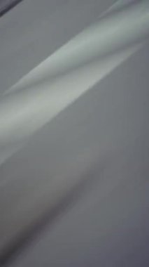 Hızlı bir kamera taraması şehir yollarını dinamik bir bulanıklığa dönüştürüyor ve şehir yaşamının hareketini ve enerjisini yakalıyor.