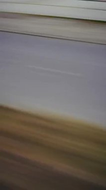 Hızlı bir kırbaç etkisi, bir yolu pürüzsüz, akışkan hareket bulanıklığına dönüştürür ve dinamik ışık ve doku çizgileri yaratır.