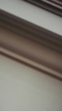 Yüksek hızlı kamera taraması şehir binalarını soyut çizgilere dönüştürüyor ve dinamik hareket bulanık bir etki yaratıyor.