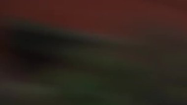 Yüksek hızlı bir kamera şehir yapılarını bulanıklaştırarak dinamik hareket çizgileri oluşturuyor ve soyut ve enerjik bir şehir manzarası yaratıyor.