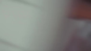 Hız yapan bir kamera, mimari binaları soyut bir bulanıklığa dönüştürür ve şehir manzarası boyunca dinamik hareketler yaratır.