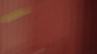 Yüksek hızlı bir kırbaç sesi şehir manzarasını hızla bulanıklaştırıyor, binaları ve sokakları dinamik ve soyut hareket çizgilerine dönüştürüyor.