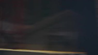 Hızlı bir kırbaç sesi mimari yapıları bozar, dinamik, gerçeküstü bir hareket ve perspektif bulanıklığı yaratır.