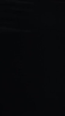 Çerçevede hareketli bir gece manzarasının elektrik enerjisini yakalayan hareketli bir tavada hareketli ışık çizgileri var.