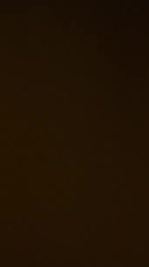 Dinamik kırbaç tepsisi, parlak neon ışıklar arasında, gece hareketli şehirde çıplak hareket bulanıklığı yaratır.