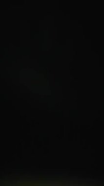 Hızlı, enerjik bir tava gece şehir ışıklarının pırıl pırıl parıltısını yakalıyor, çizgili neon izler yaratıyor ve kusursuz hareket bulanıklığı efekti yaratıyor.