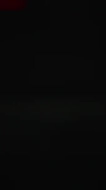 Dinamik bir tava canlı şehir ışıklarını yakalıyor, büyüleyici parlak izler ve neon çizgiler yaratıyor.