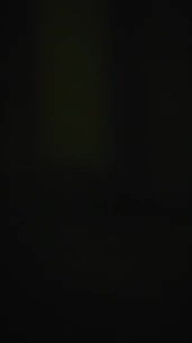 Hızlı bir kırbaç gecenin karanlığında şehir ışıklarını silip süpürüyor. Işık yollarıyla dinamik bir hareket yaratıyor.