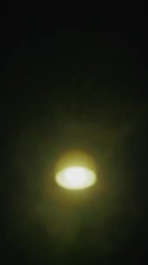 Işıl ışıl sarı sokak lambalarının elektrik bulanıklığı parıldayan çizgilere doğru yayılıyor ve bir hareket yaratıyor.