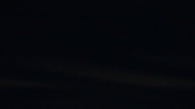 Canlı şehir ışıklarının sürükleyici çizgileri büyüleyici bir girdap içinde, şehir manzarasının hızlı hareket eden bir illüzyonunu yaratıyor.