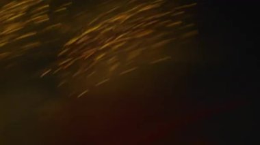 Dinamik bir kırbaç vuruşu bulanık neon ışık çizgileri oluşturarak kentsel bir gece manzarasının canlı enerjisini yakalar.