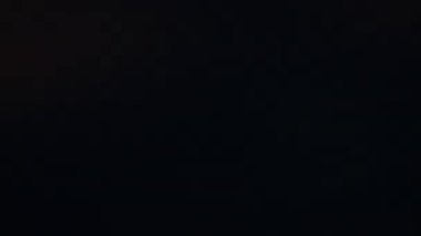 Dinamik kırbaç, neon ışıkları yakalıyor ve geceleri sokak lambalarını bulanıklaştırıyor. Hızlı ve enerjik bir geçiş yaratıyor.