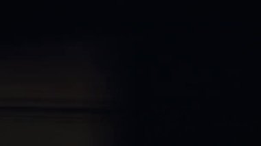 Parlayan bokeh ve dinamik ışık çizgileriyle rüya gibi bir şehir manzarası, sinematik kentsel bir his için pürüzsüz bir kırbaç geçişi içeriyor.