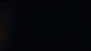 Hareketli neon ışıklarının arasından geçen dinamik tepsi, renkler ve hareket bulanıklığı ile gece şehrin enerjisini yakalıyor.