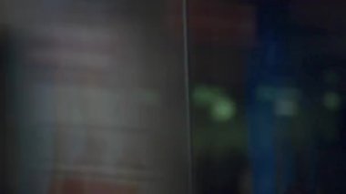 Hızlı yürüyen bir kırbaç şehir ışıklarını hareket bulanıklığında yakalıyor ve kusursuz bir gece geçiş etkisi yaratıyor.