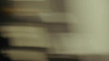 Canlı neon ışıklarının ve parlayan sokak lambalarının bulanık hareketini yansıtan dinamik bir kırbaç.