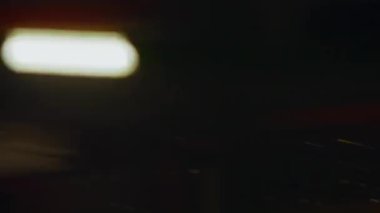 Dinamik kırbaç, parlak neon ışıkları yakalıyor. Gece boyunca hızla ilerleyen, enerjik bir geçiş dönemi yaratıyor.