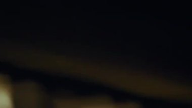 Hızlı tempolu bir kırbaç bulanık hareketle canlı neon ışıkları yakalıyor, dinamik ve enerjik bir gece geçiş etkisi yaratıyor.