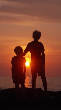 Güneş okyanusun üzerinde batarken iki kardeş yan yana durur. Bir anlık sakinlik ve bağ kurarlar.