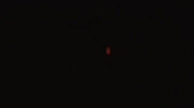 Parlayan Bokeh, karanlık bir arkaplanda zarif bir şekilde yükselerek büyüleyici ve sihirli bir görsel efekt yaratır.