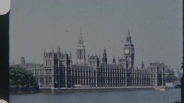 1960 'ların Londra' sından 8mm 'lik klasik bir film çerçevesi, Parlamento Evleri ve Büyük Ben' in Thames Nehri boyunca görkemli bir şekilde durduğu manzarayı yakalar.