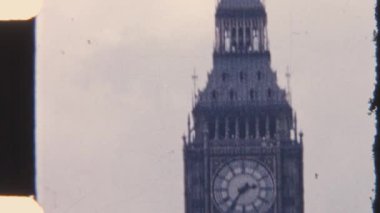 Londra, İngiltere 'deki ikonik Big Ben saat kulesini görüntüleyen 8 mm' lik bir film klibi, yüksek kulesini, dekoratif mimarisini ve Westminster Sarayı 'nın belirgin bir şekilde sergilenen saat yüzünü gözler önüne serer.