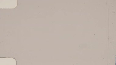 Bu video varlığı çerçeve kenarları, toz, çizikler ve ince ışık sızıntıları ile bir hafif film örtüsü içerir, 8mm 'lik filmin görsel özelliklerini kopyalayan