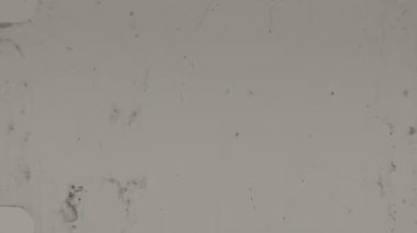 Klasik bir ışık filmi, özgün bir retro estetik yaratan ince toz, çizikler ve soluk kusurlarla birlikte 8 mm 'lik eski bir filmin nostaljik dokusuyla örtüşür.