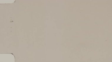 8mm 'lik bir film, sisli, ruhani görünümlü ve derinlik katan parıldayan, şeffaf dokuyla güçlendirilmiş yumuşak, rüya gibi bir görüntü verir.