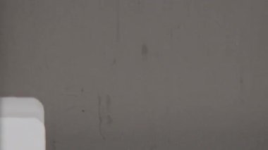 Otantik bir 8 mm 'lik ışık sızıntısı özgün bir soyut dokuyu özgün bir ışıltı efektiyle örtüyor, karakteristik bir tahıl, çizikler ve gerçek bir bağ bozumu yaratan kusurlar sergiliyor.