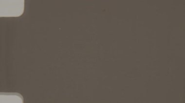 Hafif, puslu bir efekt ve ince bir tahılla örtüşen bir film klasik, nostaljik bir kalite yaratırken, yumuşak odak ve parıldayan ışık onun ruhani, rüya gibi atmosferini güçlendiriyor.