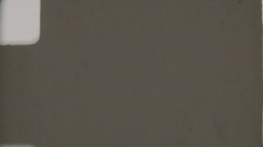 8mm 'lik bir ışık sızıntısı, eski film stoklarının nostaljik çekiciliğini çağrıştıran dokulu bir yüzeyde sıcak, dağınık bir ışık çizgisi oluşturarak ince ve organik bir etki yaratıyor.