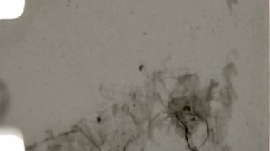 Dokulu yüzeyi olan 8 mm 'lik bir film şeridi ışığın yansımasıyla gelişir, derinlik ve ilgi ekleyen değişken parlaklık alanları oluşturur, ince ayrıntıları vurgular.