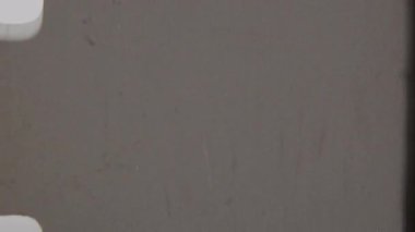 8 mm 'lik özgün bir film dokusu ağır tahıllar, toz zerreleri ve belirgin ışık sızıntıları ile örtüşüyor, ağırlıklı olarak koyu tonda, üstten gelen parlak, dağınık ışık patlamalarıyla vurgulanan