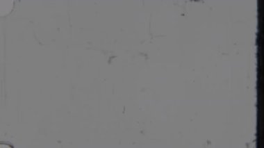 Eşsiz bir 8 mm 'lik film kenarları boyunca, otantik bir bağ sağlayan ve görsel olarak ilginç bir detay ekleyen yumuşak, hafif bir dokuya sahip dairesel çıkıntılı delikler içerir.