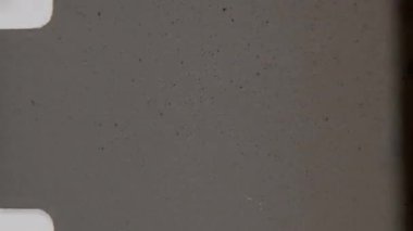 Yumuşak, hafif bir film çerçevesi, karakteristik yuvarlak köşeler, çıkıntılı delikler ve ince buğday ve desenli bir yüzey içeren, 8mm 'lik klasik görüntüleri hatırlatır.