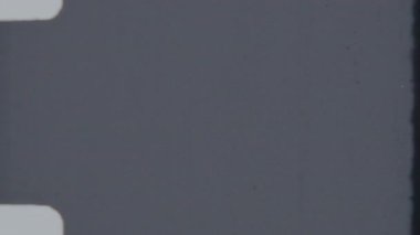 Nostaljik bir ışık filmi, eskimiş bir estetik ile örtüşüyor, belli belirsiz çizikler, lekeler ve soluk gri-mavi bir arka plan ile vurgulanarak, yıpranmış, sinematik bir cazibe yaratıyor.