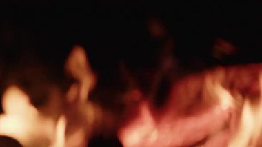 Yanan odun, sıcak bir kamp ateşinde yavaşça odak noktasına gelir. Parlayan alevler ve közler, rahat ve huzurlu bir atmosfer yaratır.