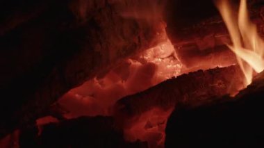 Kamp ateşinde yanıp sönen alevlerle parlayan parlak odun geceleri sıcak ve davetkar bir atmosfer yaratıyor.