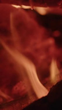 Yoğun alevler ve havada uçuşan parlak kıvılcımlarla yanan ahşap odunların yakın çekimi dinamik ve dramatik bir ateş gösterisi yaratıyor.