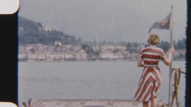 Otantik 8 mm 'lik iki kardeşin, Como Gölü boyunca uzanan Bellagio manzarasına barışçıl bir şekilde hayran kaldıkları ahşap bir rıhtımda çekilmiş görüntüleri.