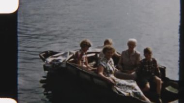 8 mm 'lik neşeli bir ailenin sakin bir gölde tekne gezintisi yaparken kameraya el sallayıp birlikte geçirdikleri bir anın görüntüsü.