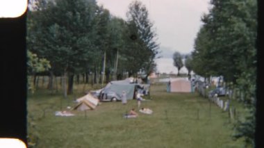 8 mm 'lik bir film, Como Gölü' nün sakin kıyılarında, büyüleyici doğal güzelliklerle çevrili kamp yerlerini hazırlayan bir aileyi çekiyor.