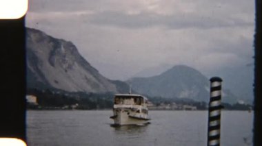 8mm 'lik görüntüler, Avrupa manzaralarında manzaralı bir tekne yolculuğunun keyfini çıkarırken, nostaljik ve huzurlu bir atmosferi anımsatıyor.