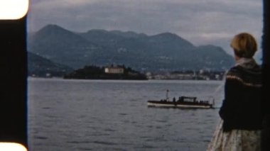 8 mm 'lik genç bir kızın Avrupa' da manzaralı bir gölde sürüklenen yelkenli teknesini izlediği görüntüler. Isola Madre 'nin göz alıcı güzelliği uzaktan görülüyor.