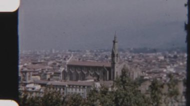 Floransa 'daki Santa Croce Bazilikası' nın göz kamaştırıcı manzarası Tuscan manzarasının ebedi güzelliği içinde Gotik ihtişamını sergiliyor.