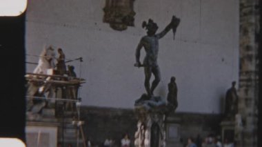 Perseus 'un Floransa' daki Medusa Başkanıyla yaptığı 8 mm 'lik bronz heykel çekimi, Rönesans' ın karmaşık ayrıntılarını ve Perseus 'un zaferinin dramatik tasvirini vurguluyor.