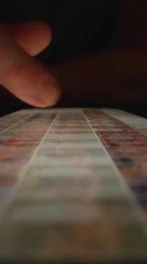 Bir insanın eli akıllı telefon ekranında fotoğraf küçük resimlerini karıştırarak dijital resim galerisine girer.